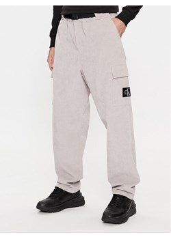 Calvin Klein Jeans Spodnie materiałowe J30J324035 Szary Relaxed Fit ze sklepu MODIVO w kategorii Spodnie męskie - zdjęcie 181157560