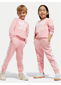adidas Dres adicolor JC6613 Różowy Regular Fit ze sklepu MODIVO w kategorii Dresy dziewczęce - zdjęcie 181158162