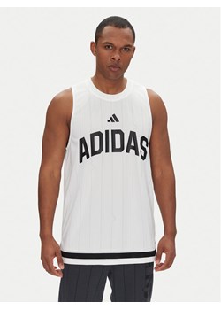 adidas Tank top Seasonal Essentials US Sport JD8088 Biały Regular Fit ze sklepu MODIVO w kategorii T-shirty męskie - zdjęcie 181158900