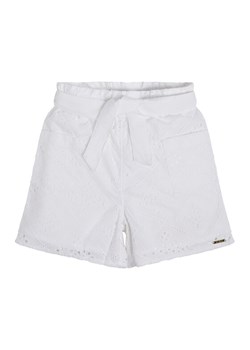 Guess Szorty materiałowe J3GD04 WFGJ0 Biały Relaxed Fit ze sklepu MODIVO w kategorii Spodenki dziewczęce - zdjęcie 181159313