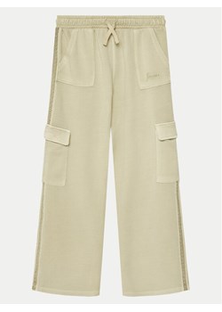 Guess Spodnie materiałowe J5RQ14 KAD74 Zielony Regular Fit ze sklepu MODIVO w kategorii Spodnie dziewczęce - zdjęcie 181159411