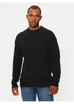 Calvin Klein Jeans Sweter J30J326193 Czarny Regular Fit ze sklepu MODIVO w kategorii Swetry męskie - zdjęcie 181159434