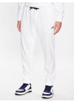 Hugo Spodnie dresowe Drasillia 50486457 Biały Relaxed Fit ze sklepu MODIVO w kategorii Spodnie męskie - zdjęcie 181159641