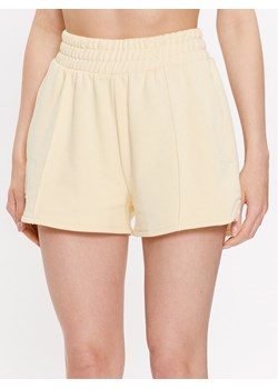 Guess Szorty sportowe Dalya V3GD07 KAIJ1 Żółty Loose Fit ze sklepu MODIVO w kategorii Szorty - zdjęcie 181159761