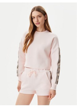 Guess Bluza V3BQ16 KB3P2 Różowy Regular Fit ze sklepu MODIVO w kategorii Bluzy damskie - zdjęcie 181160052