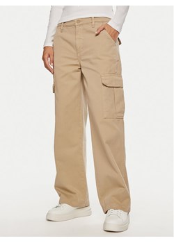 Guess Jeans Spodnie cargo W4YB61 WGCV1 Beżowy Relaxed Fit ze sklepu MODIVO w kategorii Spodnie damskie - zdjęcie 181161484