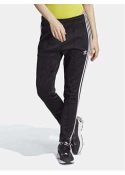 adidas Spodnie dresowe adicolor SST IK6600 Czarny Slim Fit ze sklepu MODIVO w kategorii Spodnie damskie - zdjęcie 181161921