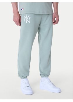 New Era Spodnie dresowe New York Yankees MLB League Essential Paste 60596182 Zielony Regular Fit ze sklepu MODIVO w kategorii Spodnie męskie - zdjęcie 181162420