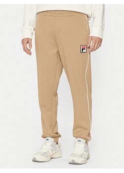 Fila Spodnie dresowe Lincoln FAM0663 Beżowy Regular Fit ze sklepu MODIVO w kategorii Spodnie męskie - zdjęcie 181162481