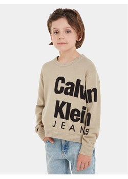 Calvin Klein Jeans Sweter Blown Up Logo IB0IB01874 Beżowy Regular Fit ze sklepu MODIVO w kategorii Swetry chłopięce - zdjęcie 181163572