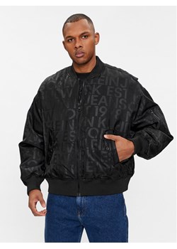 Calvin Klein Jeans Kurtka bomber Logo Aop J30J324658 Czarny Oversize ze sklepu MODIVO w kategorii Kurtki męskie - zdjęcie 181164194