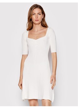 Guess Sukienka codzienna W2YK53 Z30K0 Biały Flare Fit ze sklepu MODIVO w kategorii Sukienki - zdjęcie 181164574