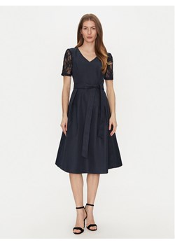 Tatuum Sukienka koktajlowa Dusty T2424.198B Granatowy Regular Fit ze sklepu MODIVO w kategorii Sukienki - zdjęcie 181165054
