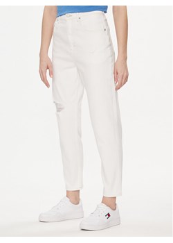 Tommy Jeans Jeansy DW0DW17618 Biały Mom Fit ze sklepu MODIVO w kategorii Jeansy damskie - zdjęcie 181165253