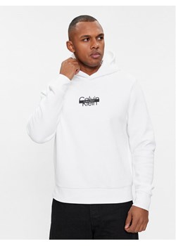 Calvin Klein Bluza Logo K10K112251 Biały Regular Fit ze sklepu MODIVO w kategorii Bluzy męskie - zdjęcie 181165460