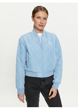 Calvin Klein Jeans Kurtka bomber J20J222587 Niebieski Regular Fit ze sklepu MODIVO w kategorii Kurtki damskie - zdjęcie 181165894