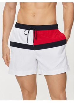 Tommy Hilfiger Szorty kąpielowe UM0UM03259 Biały Regular Fit ze sklepu MODIVO w kategorii Kąpielówki - zdjęcie 181166411