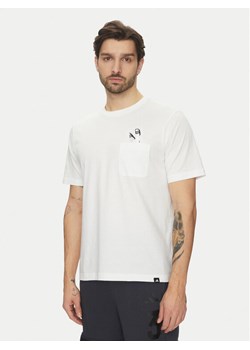 adidas T-Shirt Lounge Slides Graphic Pocket JC5282 Biały Regular Fit ze sklepu MODIVO w kategorii T-shirty męskie - zdjęcie 181166432
