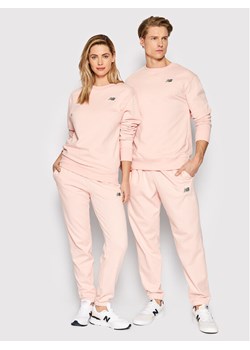 New Balance Bluza Unisex UT21501 Różowy Relaxed Fit ze sklepu MODIVO w kategorii Bluzy męskie - zdjęcie 181166884