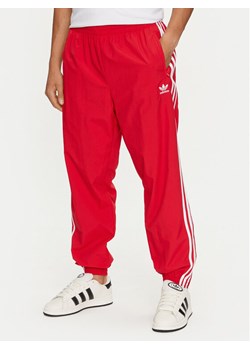 adidas Spodnie dresowe Adicolor Woven Firebird IT2498 Czerwony Regular Fit ze sklepu MODIVO w kategorii Spodnie męskie - zdjęcie 181167331