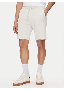 Calvin Klein Jeans Szorty sportowe J30J327247 Beżowy Regular Fit ze sklepu MODIVO w kategorii Spodenki męskie - zdjęcie 181167410