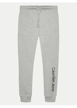 Calvin Klein Jeans Spodnie dresowe IU0IU00604 Szary Regular Fit ze sklepu MODIVO w kategorii Spodnie chłopięce - zdjęcie 181167504