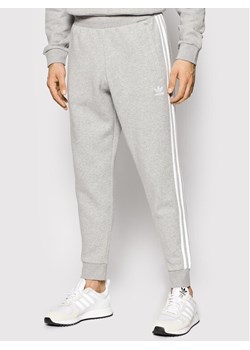adidas Spodnie dresowe Classics GN3530 Szary Fitted Fit ze sklepu MODIVO w kategorii Spodnie męskie - zdjęcie 181167700
