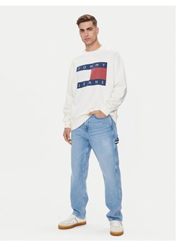 Tommy Jeans Bluza Big Flag DM0DM19222 Biały Relaxed Fit ze sklepu MODIVO w kategorii Bluzy męskie - zdjęcie 181168623