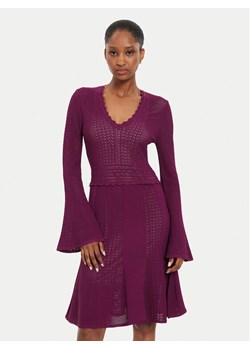 TWINSET Sukienka dzianinowa 242TP3051 Fioletowy Regular Fit - id: 0000304451676 - marki Twinset - 181169782 TWINSET Sukienka dzianinowa 242TP3051 Fioletowy Regular Fit ze sklepu MODIVO w kategorii Sukienki - zdjęcie 181169782