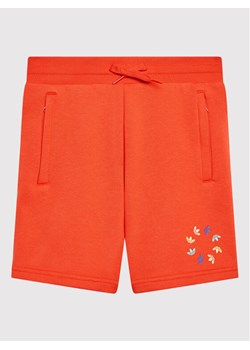 adidas Szorty sportowe adicolor HE6834 Czerwony Regular Fit ze sklepu MODIVO w kategorii Spodenki chłopięce - zdjęcie 181170101