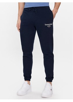 Tommy Jeans Spodnie dresowe Entry DM0DM18935 Granatowy Slim Fit ze sklepu MODIVO w kategorii Spodnie męskie - zdjęcie 181170143