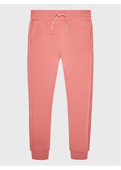 Guess Spodnie dresowe J2YQ24 FL03S Różowy Regular Fit ze sklepu MODIVO w kategorii Spodnie dziewczęce - zdjęcie 181170211