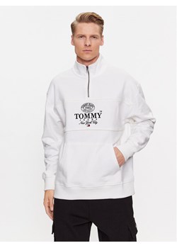 Tommy Jeans Bluza Luxe Athletic DM0DM17800 Biały Relaxed Fit ze sklepu MODIVO w kategorii Bluzy męskie - zdjęcie 181170401