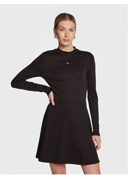 Tommy Jeans Sukienka codzienna Essential DW0DW15068 Czarny Regular Fit ze sklepu MODIVO w kategorii Sukienki - zdjęcie 181170651