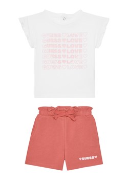Guess Komplet t-shirt i spódniczka A5GG17 K6YW4 Różowy Regular Fit ze sklepu MODIVO w kategorii Komplety niemowlęce - zdjęcie 181171232