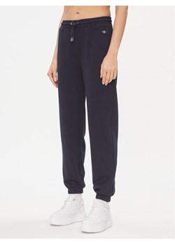 Gant Spodnie dresowe Rel Shield 4204921 Granatowy Relaxed Fit - id: 0000303283964 - marki Gant - 181171941 Gant Spodnie dresowe Rel Shield 4204921 Granatowy Relaxed Fit ze sklepu MODIVO w kategorii Spodnie damskie - zdjęcie 181171941
