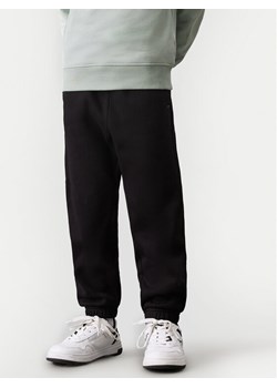 Calvin Klein Jeans Spodnie dresowe IB0IB02327 Czarny Regular Fit ze sklepu MODIVO w kategorii Spodnie chłopięce - zdjęcie 181172371