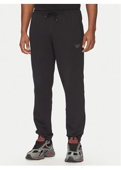 Reebok Spodnie dresowe 100214075 Czarny Regular Fit ze sklepu MODIVO w kategorii Spodnie męskie - zdjęcie 181172463