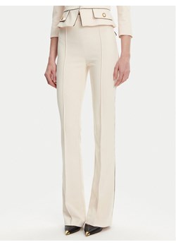 Elisabetta Franchi Spodnie materiałowe PA-084-51E2 Écru Regular Fit - id: 0000305003713 - marki Elisabetta Franchi - 181173104 Elisabetta Franchi Spodnie materiałowe PA-084-51E2 Écru Regular Fit ze sklepu MODIVO w kategorii Spodnie damskie - zdjęcie 181173104