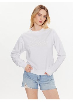 Guess Bluza Logo Script W3GQ12 KBK32 Biały Regular Fit ze sklepu MODIVO w kategorii Bluzy damskie - zdjęcie 181173930