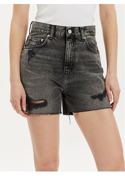 Tommy Jeans Szorty jeansowe DW0DW17652 Szary Mom Fit ze sklepu MODIVO w kategorii Szorty - zdjęcie 181174253