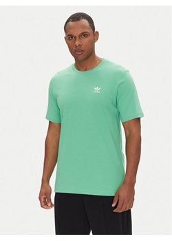 adidas T-Shirt Trefoil Essentials JN0235 Zielony Regular Fit ze sklepu MODIVO w kategorii T-shirty męskie - zdjęcie 181174444