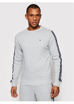 Tommy Hilfiger Bluza Track UM0UM00705 Szary Regular Fit ze sklepu MODIVO w kategorii Bluzy męskie - zdjęcie 181174550