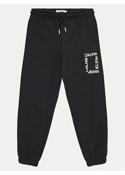 Calvin Klein Jeans Spodnie dresowe Mini Hero IB0IB02125 Czarny Relaxed Fit ze sklepu MODIVO w kategorii Spodnie chłopięce - zdjęcie 181174793