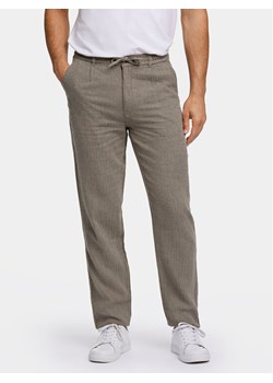 Lindbergh Spodnie materiałowe 30-003020 Zielony Relaxed Fit ze sklepu MODIVO w kategorii Spodnie męskie - zdjęcie 181175001