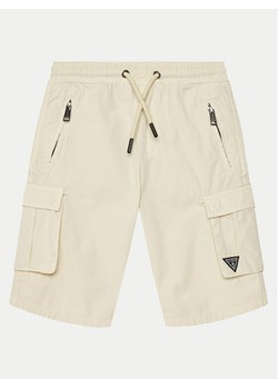 Guess Szorty materiałowe L2RD01 D3XN0 Écru Regular Fit ze sklepu MODIVO w kategorii Spodenki chłopięce - zdjęcie 181175061