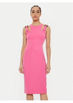 Versace Jeans Couture Sukienka koktajlowa 78HAO913 N0356 Różowy Regular Fit ze sklepu MODIVO w kategorii Sukienki - zdjęcie 181175301