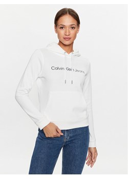 Calvin Klein Jeans Bluza J20J220254 Biały Regular Fit ze sklepu MODIVO w kategorii Bluzy damskie - zdjęcie 181175420