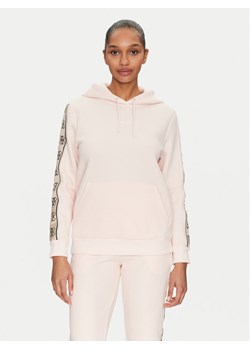 Guess Bluza V4YQ11 KB3P2 Różowy Regular Fit ze sklepu MODIVO w kategorii Bluzy damskie - zdjęcie 181175473