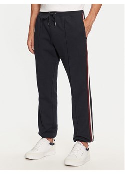 Tommy Hilfiger Spodnie dresowe MW0MW35548 Granatowy Regular Fit ze sklepu MODIVO w kategorii Spodnie męskie - zdjęcie 181176312